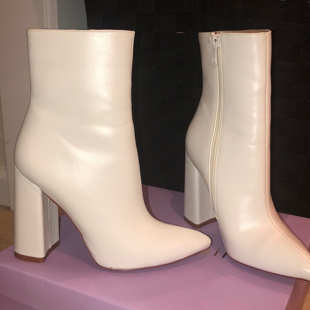 WHITE POINTED TOE - HEELED BOOTIES